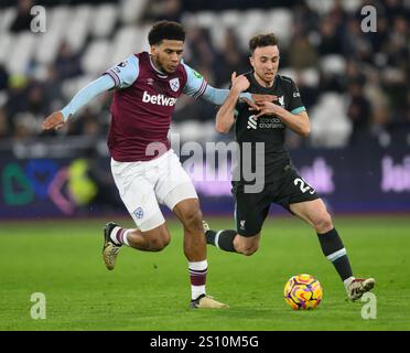 Londres, Royaume-Uni. 29 décembre 2024. West Ham v Liverpool - premier League - stade de Londres. Diogo Jota de Liverpool affronte Jean-clair Todibo. Crédit photo : Mark pain/Alamy Live News Banque D'Images