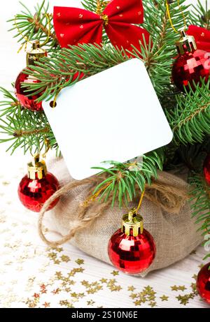 Nouvel an, décorations, décorations pour les vacances. Branches d'arbre de Noël, boules, arcs et sucette. place pour félicitations. Banque D'Images