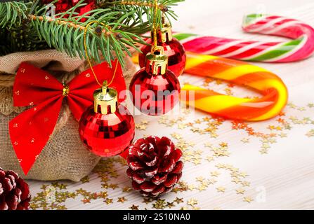 Nouvel an, décorations, décorations pour les vacances. Branches d'arbre de Noël, boules, arcs et sucette. place pour félicitations. Banque D'Images