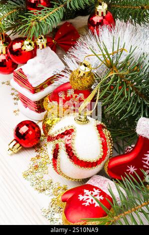 Nouvel an, décorations, décorations pour les vacances. Branches d'arbre de Noël, boules, arcs et sucette. place pour félicitations. Banque D'Images