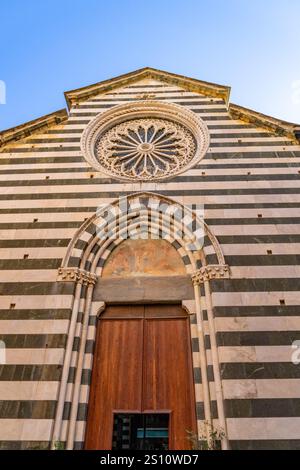 L'église médiévale de San Giovanni Battista à Monterosso al Mare, Cinque Terre, Italie. La façade est en marbre noir et blanc. Banque D'Images