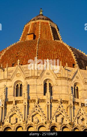 Détail du Baptistère de la cathédrale Jean de Pise sur la Piazza dei Miracoli à Pise, Italie. La moitié supérieure du baptistère est de style gothique, Banque D'Images