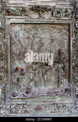 Détail d'une porte principale du portail du Duomo de Pise. Coulé en bronze en 1605 par Giambologna. Pise, Italie. Banque D'Images