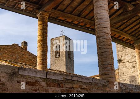 campanile ou clocher de la Collegiata di Santa Maria Assunta dans la ville médiévale de Gimignano, Italie. Vu de la galerie du Palazzo Banque D'Images