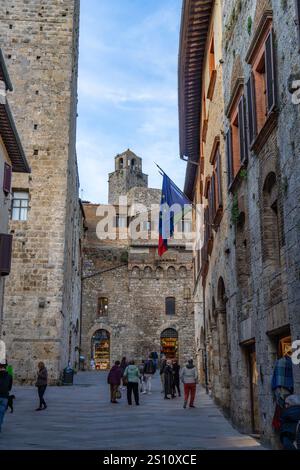 Le sommet de la Torre Rognosa au-dessus des bâtiments sur la via San Giovanni dans la ville médiévale de San Gemignano, en Italie. Banque D'Images