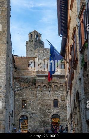 Le sommet de la Torre Rognosa au-dessus des bâtiments sur la via San Giovanni dans la ville médiévale de San Gemignano, en Italie. Banque D'Images