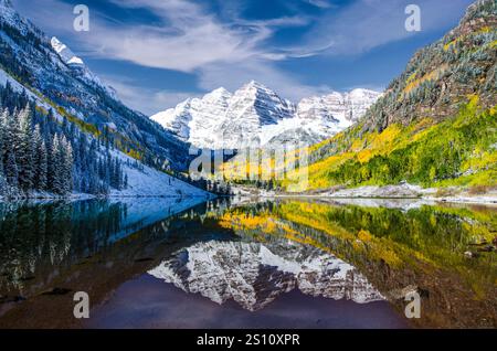 Sommets de montagne enneigés reflétés dans un lac serein aux couleurs d'automne Banque D'Images