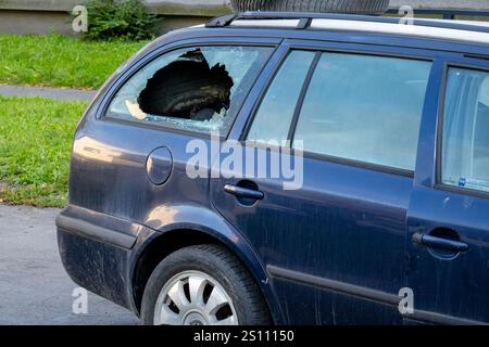 OSTRAVA, TCHÉQUIE - 17 OCTOBRE 2023 : effraction de voiture avec vitre arrière cassée dans un véhicule Skoda Octavia Combi Banque D'Images