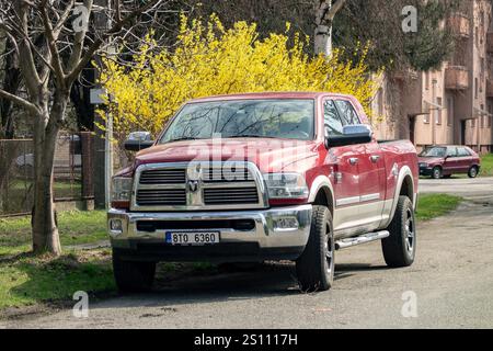 OSTRAVA, TCHÉQUIE - 2 AVRIL 2019 : camion Red Dodge Ram 2500 garé dans la rue Banque D'Images