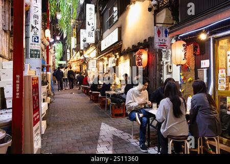 Tokio, Japon. - 01.November 2024 : Restaurant japonais la nuit dans les rues étroites du célèbre quartier Omoide Yokocho à Tokyo Banque D'Images