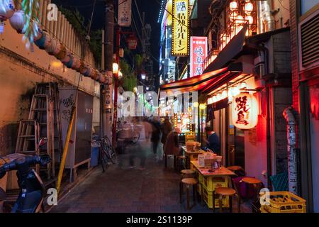 Tokio, Japon. - 01.November 2024 : Restaurant japonais la nuit dans les rues étroites du célèbre quartier Omoide Yokocho à Tokyo Banque D'Images