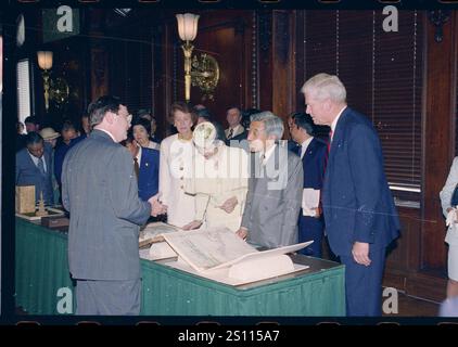 L'impératrice Michiko et l'empereur Akihito du Japon avec le bibliothécaire du Congrès James Billington et Marjorie Billington discutent avec un membre du personnel de la Bibliothèque du Congrès tout en regardant une exposition de matériaux de collection. Banque D'Images