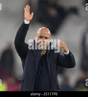 Londres, Royaume-Uni. 29 décembre 2024. West Ham v Liverpool - premier League - stade de Londres. Le manager Arne Slot applaudit les fans itinérants de Liverpool après le match. Crédit photo : Mark pain / Alamy Live News Banque D'Images