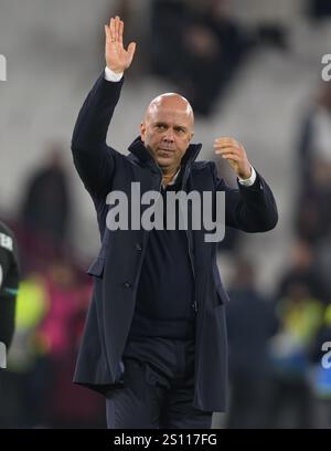 Londres, Royaume-Uni. 29 décembre 2024. West Ham v Liverpool - premier League - stade de Londres. Le manager Arne Slot applaudit les fans itinérants de Liverpool après le match. Crédit photo : Mark pain / Alamy Live News Banque D'Images