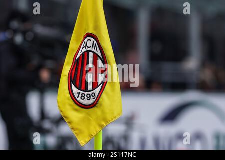 Milan, Italien. 29 décembre 2024. Une vue générale de l'intérieur du stade avec le drapeau d'angle de l'AC Milan pendant le match de football de Serie A 2024/25 entre l'AC Milan et L'AS Roma au stade San Siro crédit : dpa/Alamy Live News Banque D'Images