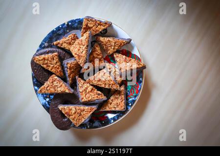 Triangles de noix de collations de Noël sur une assiette d'en haut isolé avec un espace texte Banque D'Images