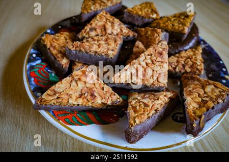 Triangles de noix de collations de Noël sur une assiette d'en haut isolé avec un espace texte Banque D'Images