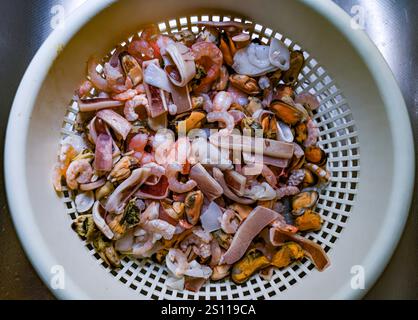 Mélange de fruits de mer aliments surgelés à base de viande de moule, d'anneaux de calmar et de crevettes Banque D'Images
