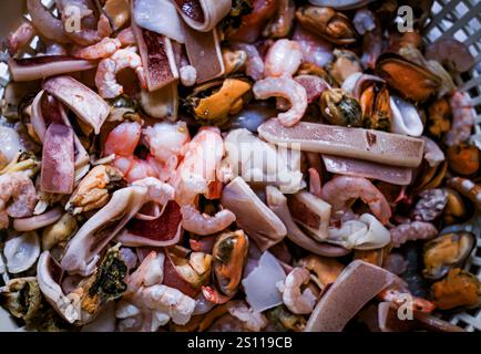Mélange de fruits de mer aliments surgelés à base de viande de moule, d'anneaux de calmar et de crevettes Banque D'Images