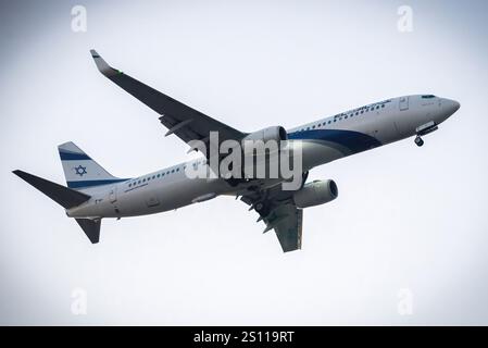 Avion de ligne israélien, l'avion El Al Boeing 373 volant haut au-dessus d'Israël, mettant en valeur son design élégant et son aviation Banque D'Images