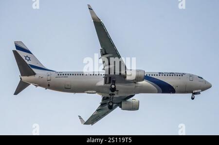 Avion de ligne israélien, l'avion El Al Boeing 373 volant haut au-dessus d'Israël, mettant en valeur son design élégant et son aviation Banque D'Images
