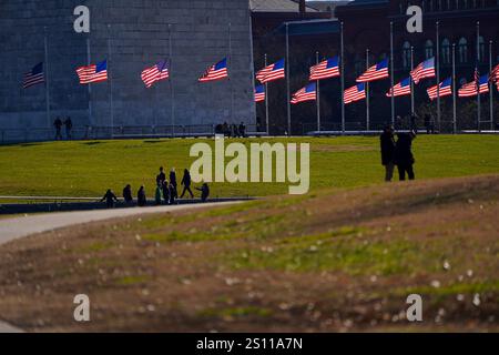 Washington, États-Unis. 30 décembre 2024. Les drapeaux entourant le Washington Monument sont abaissés à la moitié du personnel en hommage à la mort de Jimmy carter, 39e président des États-Unis, le lundi 30 décembre 2024. Carter, décédé à l'âge de 100 ans dans sa ville natale de Plains, en Géorgie, a continué une vie de service depuis sa présidence. Photo de Leigh Vogel/UPI crédit : UPI/Alamy Live News Banque D'Images