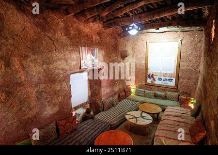 womans argan collective dans une maison berbère traditionnelle encadrée de boue et de bois à azrou maroc Banque D'Images