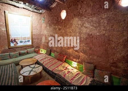 sièges à l'intérieur de la chambre dans le collectif d'argan pour femmes dans une maison berbère traditionnelle à ossature de boue et de bois à azrou maroc Banque D'Images