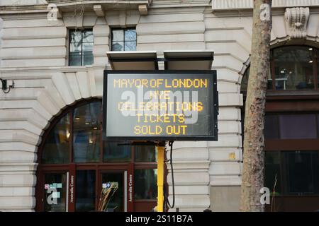 Londres, Royaume-Uni. 30 décembre 2024. Un panneau sur le Strand informe les gens que les billets pour le feu d'artifice de la Saint-Sylvestre, qui se déroule au-dessus du London Eye, sont vendus. De nombreuses rues de Westminster seront bloquées pour le réveillon du nouvel an et seules les personnes ayant des billets pourront accéder à la zone pour regarder le spectacle. Crédit : Waldemar Sikora / Alamy Live News Banque D'Images