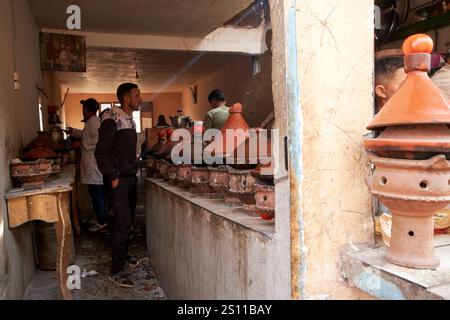 rangées de tajines cuisinant sur charbon de bois dans un café dans un marché traditionnel berbère jour amazigh marché asni maroc Banque D'Images