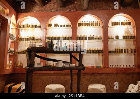 produits dans un collectif d'argan pour femmes dans une maison berbère traditionnelle à ossature de boue et de bois à azrou maroc Banque D'Images