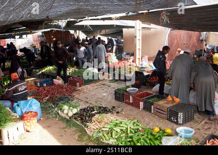 légumes frais à vendre au traditionnel jour du marché berbère amazigh market asni maroc Banque D'Images