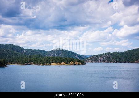 Pactola Dam est un barrage en remblai sur Rapid Creek dans le comté de Pennington, Dakota du Sud, à environ 10 miles à l'ouest de Rapid City. Banque D'Images