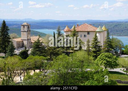 Vue panoramique sur le lac de Ste Croix en Provence dans le parc du Verdon au printemps, France avec le château et l'église du village des Aiguines Banque D'Images
