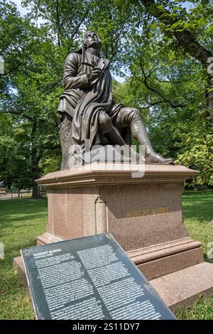 Statue en bronze du poète écossais Robert Burns (1759 - 1796) par le sculpteur John Robert Steell en 1880, Central Park, Manhattan, New York City, États-Unis Banque D'Images