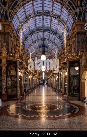 LEEDS, ROYAUME-UNI - 24 DÉCEMBRE 2024. L'intérieur du centre commercial Victoria Quarter dans le centre-ville de Leeds avec des boutiques de marque haut de gamme décorées pour CHRI Banque D'Images