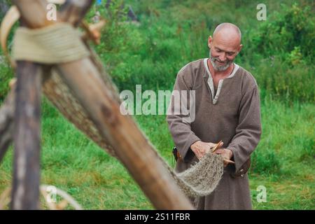 Hojbjerg, Danemark, 27 juillet 2024 : pêcheur à un festival viking Banque D'Images