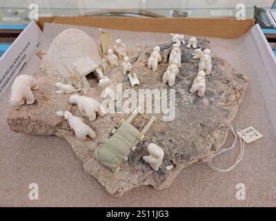 Maquette d'un igloo inuit à l'intérieur du musée Itsanitaq sur l'avenue la Vérendrye à Churchill, Manitoba, Canada Banque D'Images