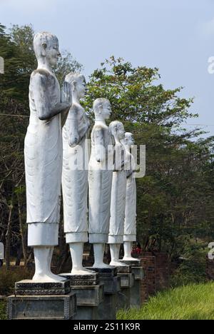 Hautes statues debout sur le terrain de Wat Ek Phnom, un temple atmosphérique, en partie ruiné du XIe siècle 11 km au nord de Battambang. Banque D'Images