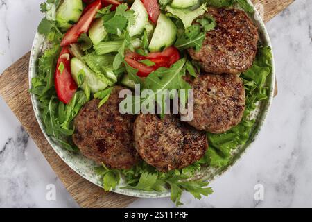 Côtelettes frites, viande hachée mélangée, avec salade de légumes, maison, vue de dessus, personne Banque D'Images
