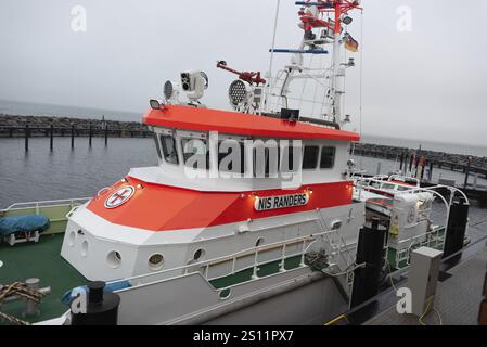 Croiseur de sauvetage en mer Nils Randers dans le port de l'île sur la nouvelle jetée de Prerow, Mecklembourg-Poméranie occidentale, Allemagne, Europe Banque D'Images