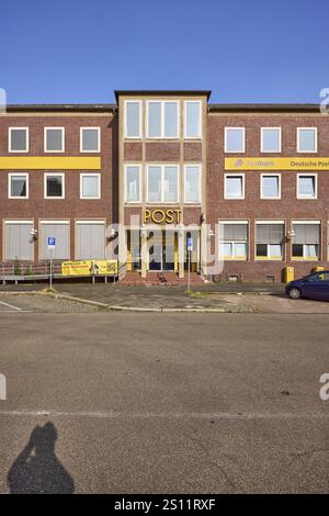 Ancien bureau de poste, zone d'entrée, ciel bleu sans nuages, place de la mairie, Wilhelmshaven, ville indépendante, basse-Saxe, Allemagne, Europe Banque D'Images