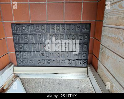Tapis de porte avec salutations en différentes langues au bed & breakfast chez Marie JO sur la rue Marcel Bonin à offert Pierre, France Banque D'Images