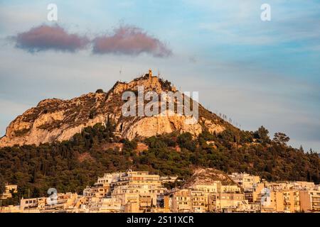 Athènes, Attique - GR - Oct 25, 2024 Une vue lointaine de la Sainte Église Saint-Georges au sommet du mont Lycabette à Athènes, entourée de verdure luxuriante et Banque D'Images