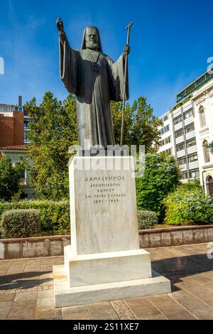 Athènes, Attique - GR - 25 octobre 2024 la statue de l'archevêque Damaskinos honore le clerc grec et héros de la seconde Guerre mondiale, réputé pour son courage dans son opposition à Naz Banque D'Images