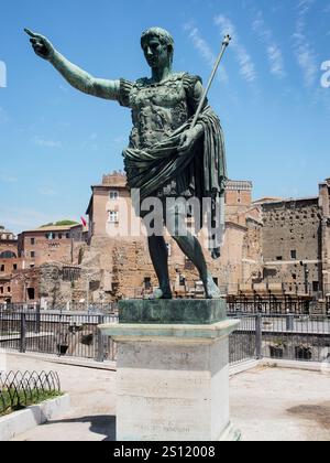 ROME, ITALIE - 02 AOÛT 2015 : statue de l'empereur Auguste sur la via dei Fori Imperiali Banque D'Images