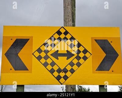 Panneau de signalisation bidirectionnel à Deer Lake, Terre-Neuve-et-Labrador, Canada Banque D'Images