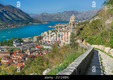 Panorama montrant les murs de la vieille ville de Kotor et la tour de l'église catholique 'notre Dame de la Remédie', Kotor Bay, Monténégro. Banque D'Images