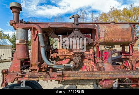 Le compartiment moteur rouillé d'un tracteur antique dans le désert du Nevada Banque D'Images