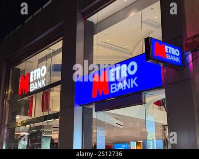 Cardiff, pays de Galles - 8 novembre 2024 : vue extérieure de face de la succursale de Metro Bank dans le centre-ville de Cardiff Banque D'Images